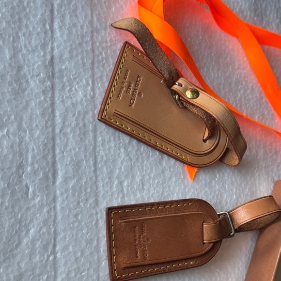 2 Louis Vuitton Tan Leather Luggage Tags (1 large &1 small) - Picture 4 of 14